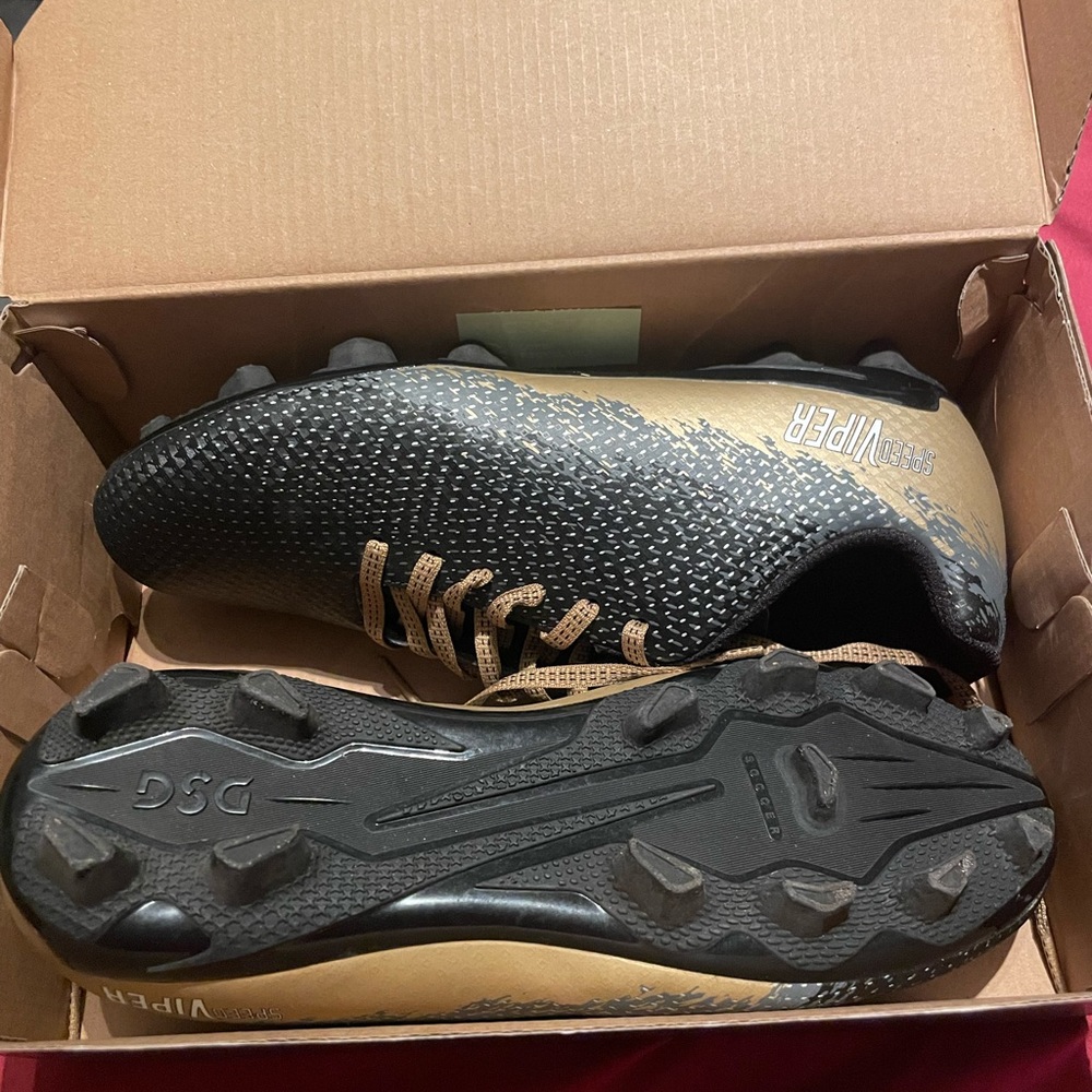 boys dsg soccer barely worn soccer cleats size 6